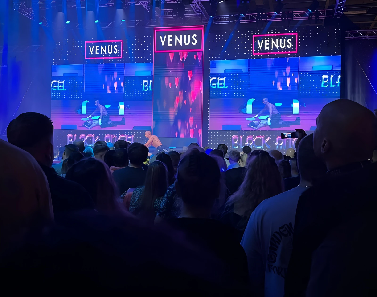 VENUS Cube Stage Cube Stage
